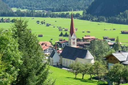 Het plaatsje Holzgau met daarachter weilanden