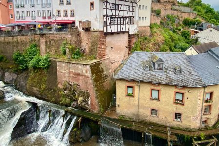 De waterval van Saarburg met z&#039;n watermolens