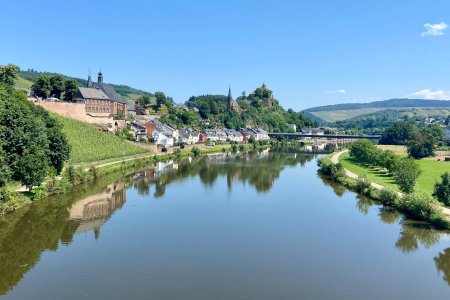 Uitzicht over Saarburg en rivier de Saar