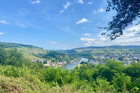 Uitzicht over Saarburg en rivier de Saar