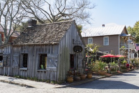 Oud gebouwtje in gebruik als koffieshop