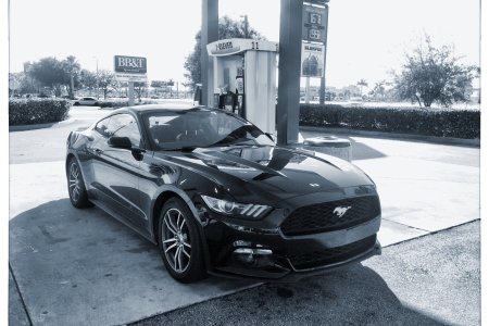 Even de laatste keer de Mustang tanken voor 40 cent per liter