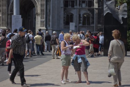 De weg zoeken, bij het parlements gebouw