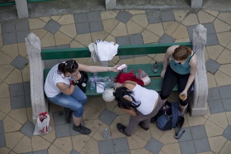 Hongaren relaxen op het hoogste punt van de stad