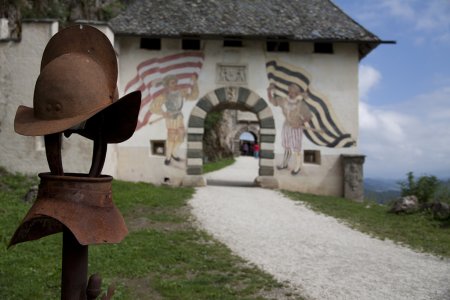 Een van de vele poorten van Burg Hochosterwitz