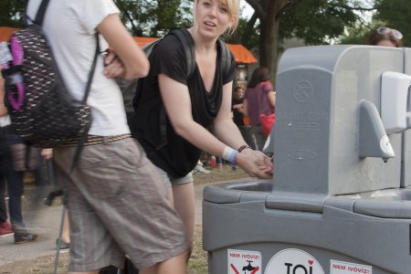 Handen wassen, en die jongen maar pompen