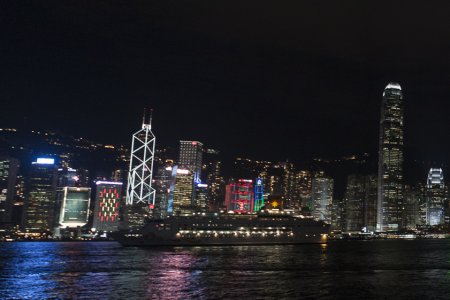 De skyline van Hong Kong Island tijdens de lichtjes show