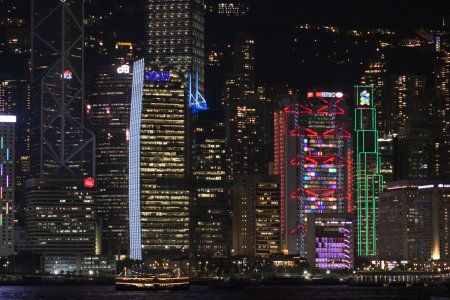 De skyline van Hong Kong Island tijdens de lichtjes show