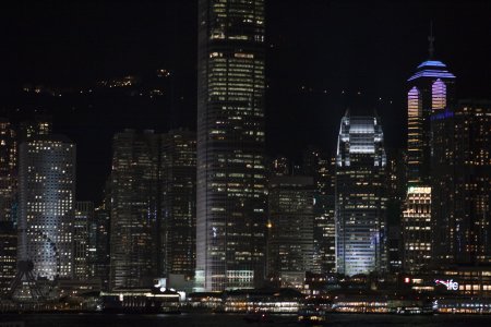 De skyline van Hong Kong Island tijdens de lichtjes show