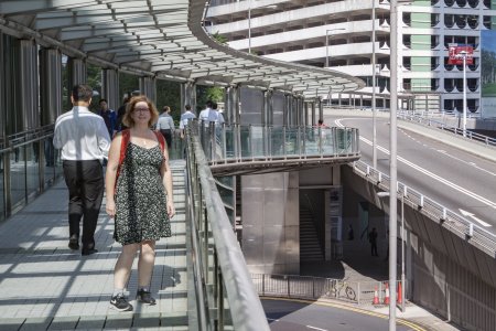 Syl op een van kilometers langs overdekte loopbruggen op Hong Kong Island