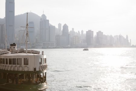 Een klein beetje mistig in de baai van Hong Kong