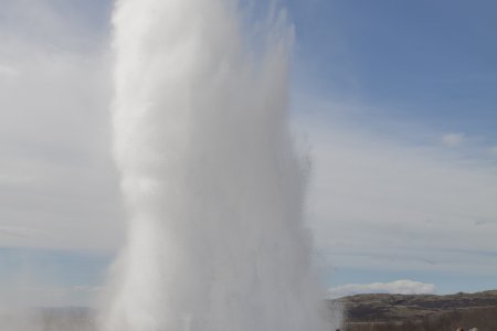 De hoogte van de Geysir is goed te zien