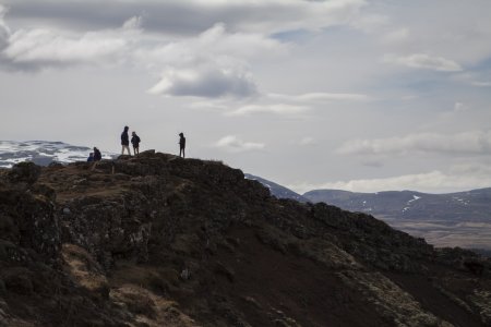 Wandelaars boven op de Kerio krater