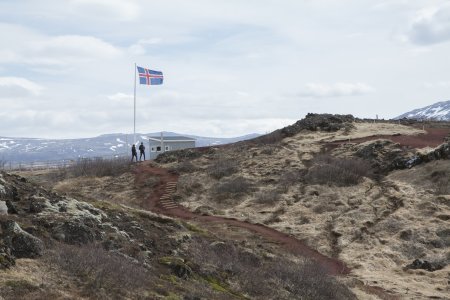 De IJslandse vlag in een bijna verlaten landschap