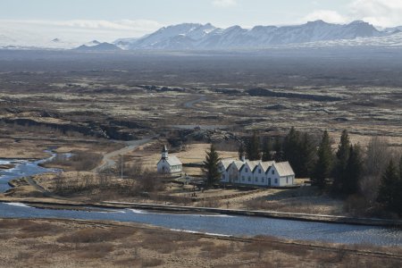 Pingvellir met op de achtergrond besneeuwde bergtoppen