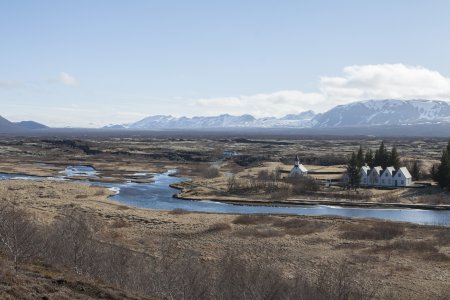 Pingvellir is een mooi waterrijk gebied, met her en der nog ijs in het water