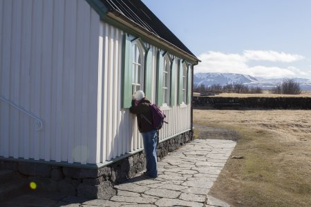 Syl kijkt naar binnen in het kerkje van Pingvellir