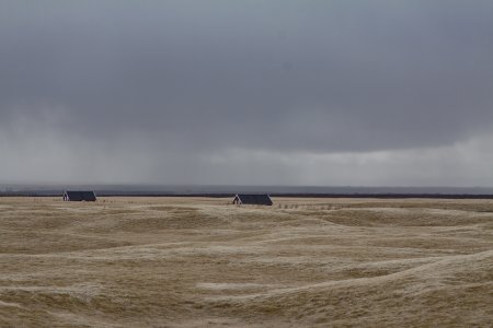 Huisjes verborgen in het glooiende landschap