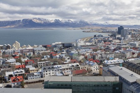 Reykjavik is omringt door besneeuwde bergen