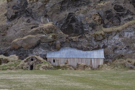 Bij veel boerderijen zien we dit soort schuurtjes in de berg ingebouwd