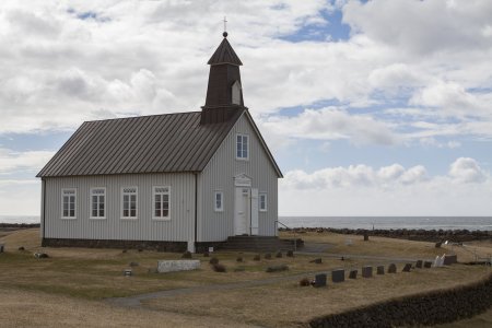 De houten Strandarkkirkja staat vlak aan de oceaan