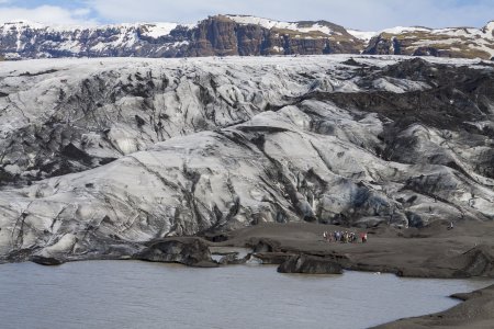 Mensen op de tong van de Solheimajokull gletsjer