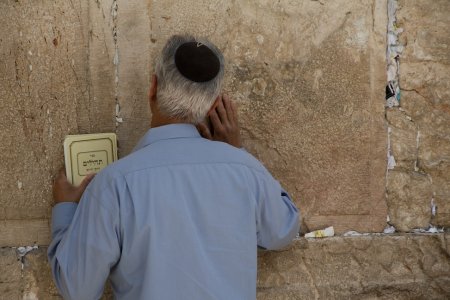 Joodse man bij de klaagmuur