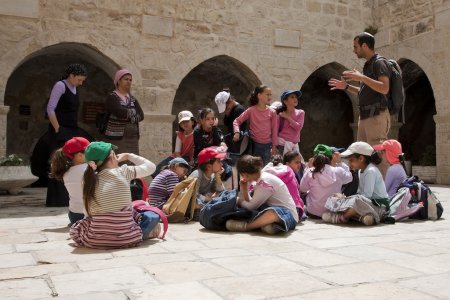 Kinderen luisteren aandachtig naar de docent