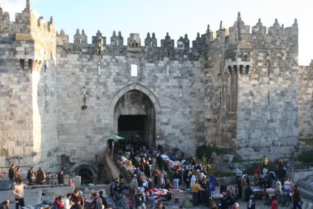 De Damascus gate met markt, erg druk op zaterdag