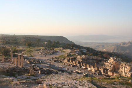 Rechts de Golan Hoogvlakte en in de achtergrond het meer van Galilea