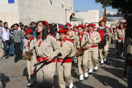 Kinderen lopen mee in de fanfare