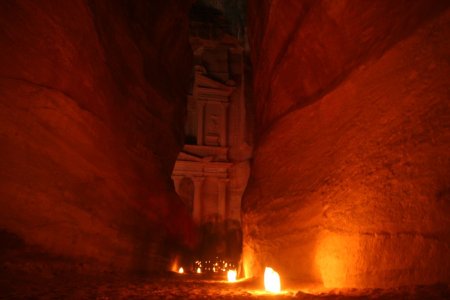 De kloof (Siq) op weg naar de stad Petra