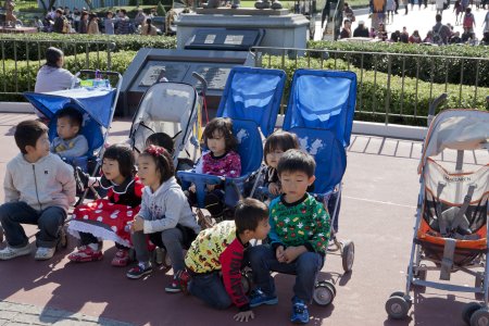 Kinderen wachten op de parade