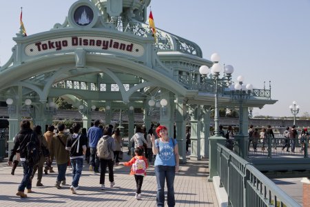 Syl bij de ingang van Disneyland Tokyo
