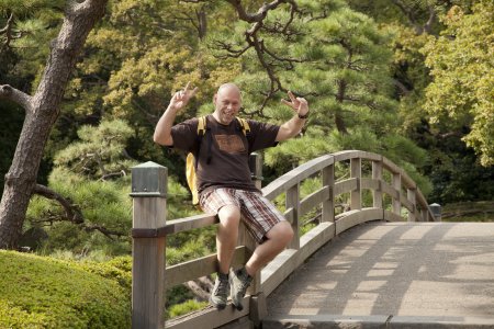 Pat op een typische brug in de tuinen van Hama-Rikyu Teien