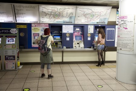 Syl bekijkt de werking van de kaartjes automaat van de metro