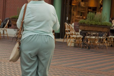 Deze dame kleurt goed bij de gevel erachter