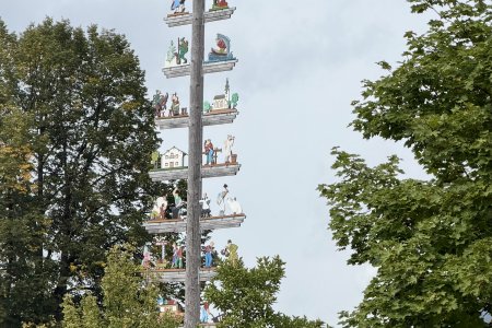 De kleurige meiboom van Inzell