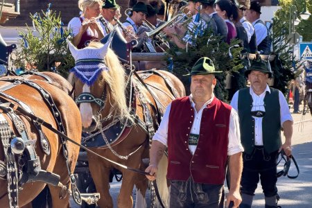  Musikkapelle op een paarden kar, met dames en heren
