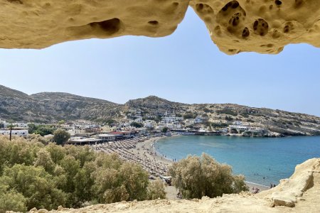 Uitzicht vanuit een van de holen in Matala