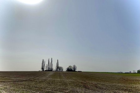 Blauwe lucht boven een akker