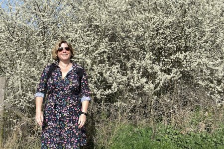 De bomen en struiken staan mooi in bloei