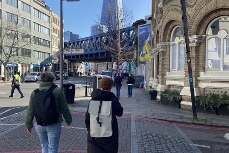 Onderweg naar de trein met op de achtergrond the Shard of Glass