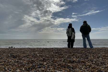 Het kiezelstrand van Brighton, ten zuiden van Londen