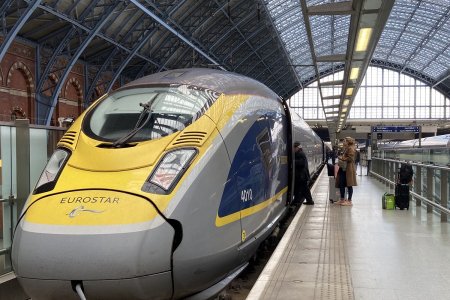 We gaan via de kanaaltunnel en Brussel met de Eurostar naar Amsterdam