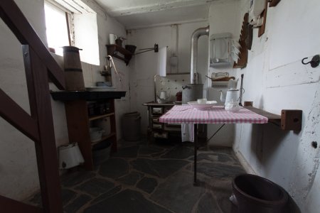 Geinig keukentje in een van de huizen van het Openluchtmuseum Roscheider Hof