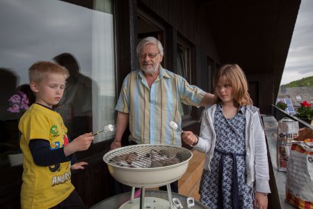 Opa met z&#039;n kleinkinderen