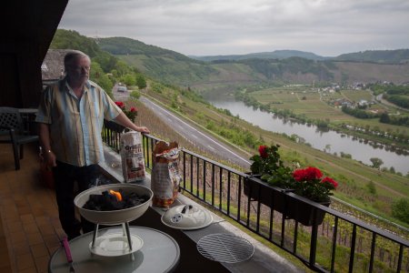 Pa op het balkon van ons luxe huis aan de Moezel