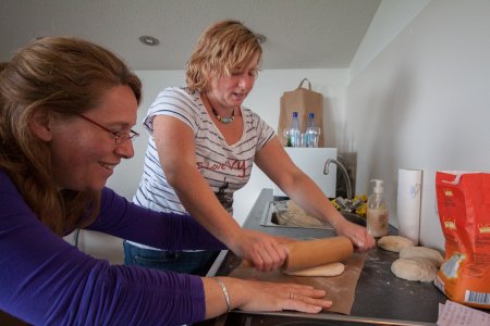 Syl &amp; Syl kneden het deeg voor de flammkuchen