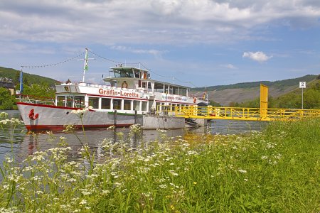 Rondvaart boot bij Bernkastel. Bewerkte foto